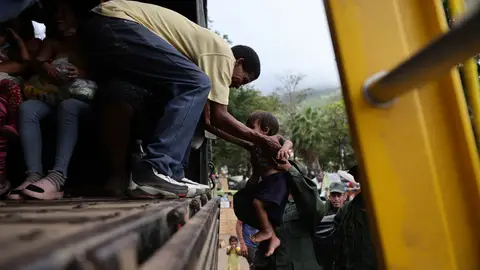 Un niño es aupado por un hombre adentro de un vehículo, tras los terremotos de Venezuela. Un niño es aupado por un hombre adentro de un vehículo, tras los terremotos de Venezuela.
