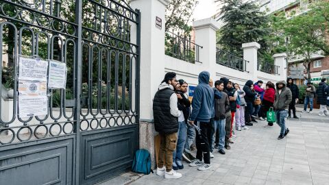 Varias personas hacen cola para conseguir el certificado de vulnerabilidad en una Oficina de Asistencia en Materia de Registro, Varias personas hacen cola para conseguir el certificado de vulnerabilidad en una Oficina de Asistencia en Materia de Registro,