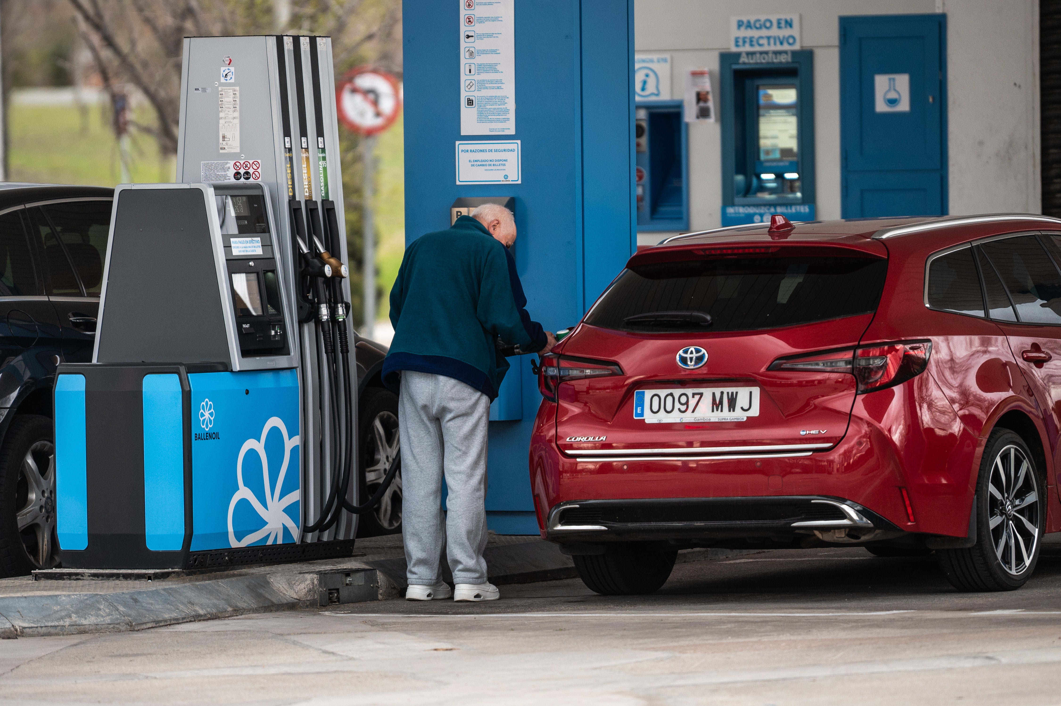 Un hombre echando gasolina Un hombre echando gasolina