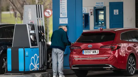 Un hombre echando gasolina Un hombre echando gasolina