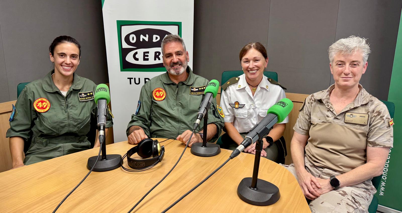 De izquierda a derecha: Teniente Noelia Pérez Mora (piloto del avión D.4 y Jefa de la Oficina de Comunicación y Secretaría General); Coronel de la Base de Son San Juan, Carlos de Montemayor; María Luisa Fernández Lorences (Jefa de la Sección Sanidad del Ala 49 en la actualidad y anteriormente enfermera de vuelo del 801 Escuadrón) y la Cabo Primero Natalia Adot Rodríguez (Asesora Medioambiental de la unidad y anteriormente rescatadora en el 801 Escuadrón) De izquierda a derecha: Teniente Noelia Pérez Mora (piloto del avión D.4 y Jefa de la Oficina de Comunicación y Secretaría General); Coronel de la Base de Son San Juan, Carlos de Montemayor; María Luisa Fernández Lorences (Jefa de la Sección Sanidad del Ala 49 en la actualidad y anteriormente enfermera de vuelo del 801 Escuadrón) y la Cabo Primero Natalia Adot Rodríguez (Asesora Medioambiental de la unidad y anteriormente rescatadora en el 801 Escuadrón)