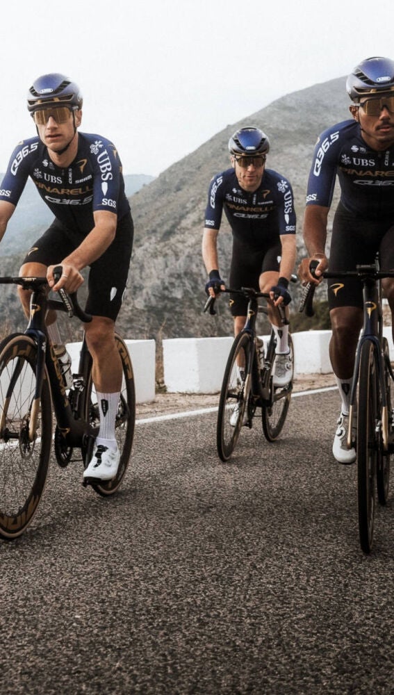 Imagen de los corredores del Pinarello Q35.5 Pro con Tom Pidcock como gran referente