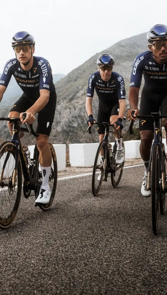 Imagen de los corredores del Pinarello Q35.5 Pro con Tom Pidcock como gran referente Imagen de los corredores del Pinarello Q35.5 Pro con Tom Pidcock como gran referente