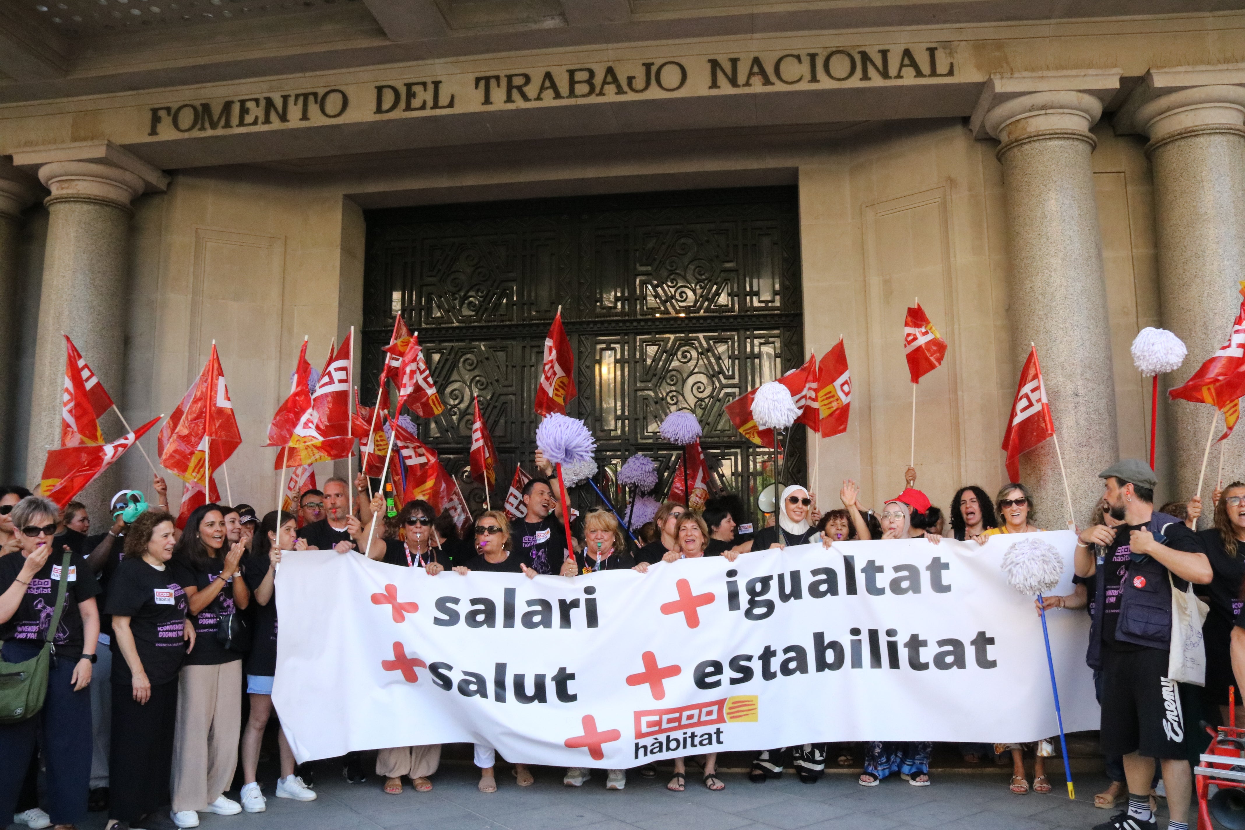 Les treballadores de la neteja denuncien la precarietat laboral que pateixen Les treballadores de la neteja denuncien la precarietat laboral que pateixen