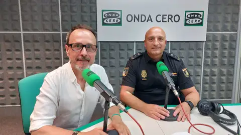 José López, Policía Nacional que salvó la vida a un hombre en Santiago: "Es una gran satisfacción y un orgullo personal ayudar a los demás, y en este caso, salvar la vida a una persona" José López, Policía Nacional que salvó la vida a un hombre en Santiago: "Es una gran satisfacción y un orgullo personal ayudar a los demás, y en este caso, salvar la vida a una persona"