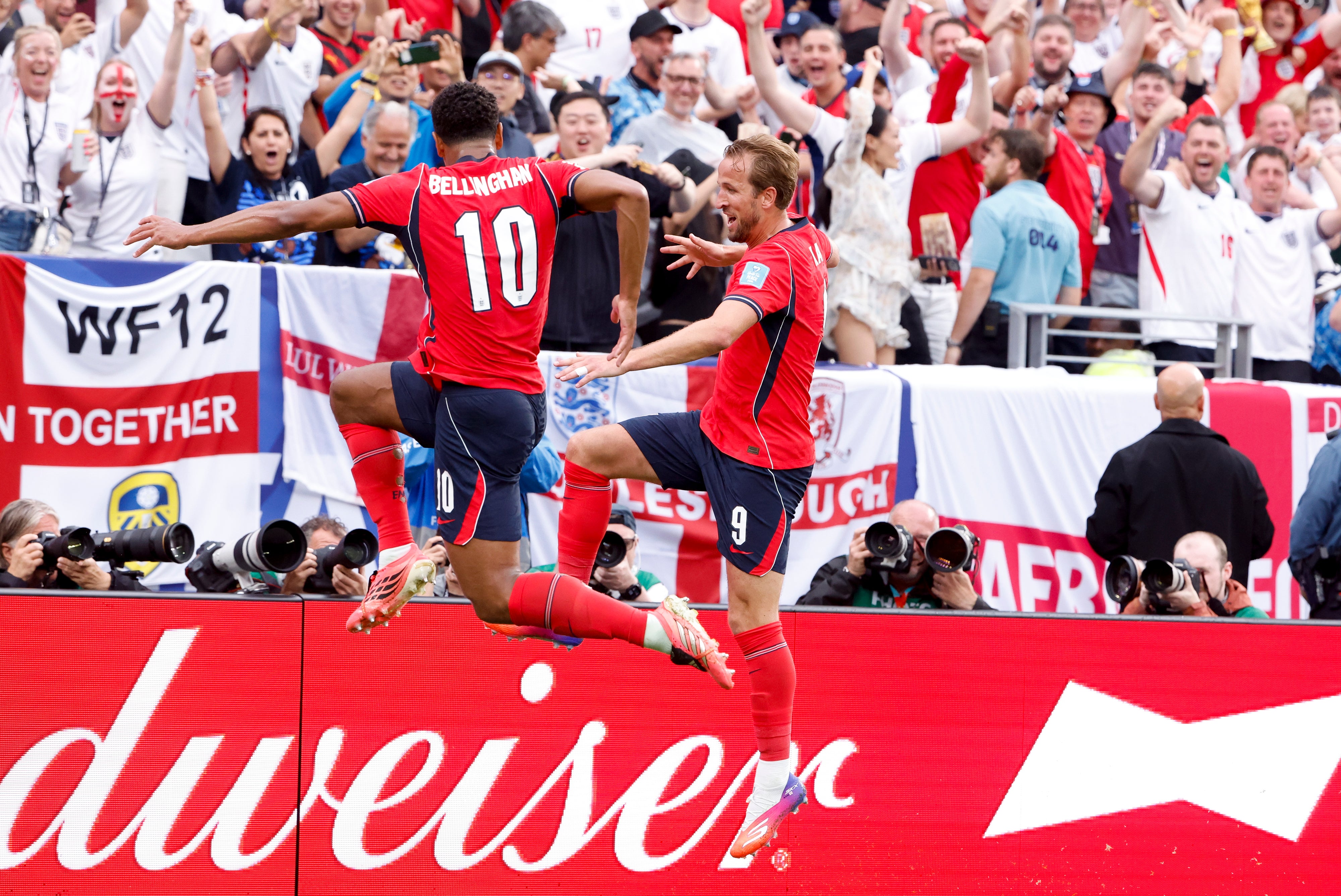 Kane y Bellingham celebran un gol Kane y Bellingham celebran un gol