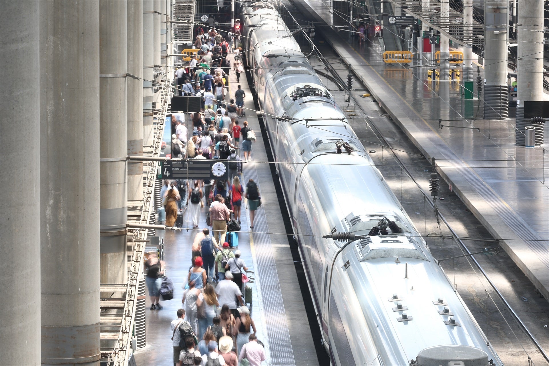 Renfe paraliza sus oposiciones para 600 plazas de operador comercial por una posible filtración Renfe paraliza sus oposiciones para 600 plazas de operador comercial por una posible filtración