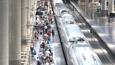 Pasajeros en un andén de la estación de trenes de Puerta de Atocha Pasajeros en un andén de la estación de trenes de Puerta de Atocha