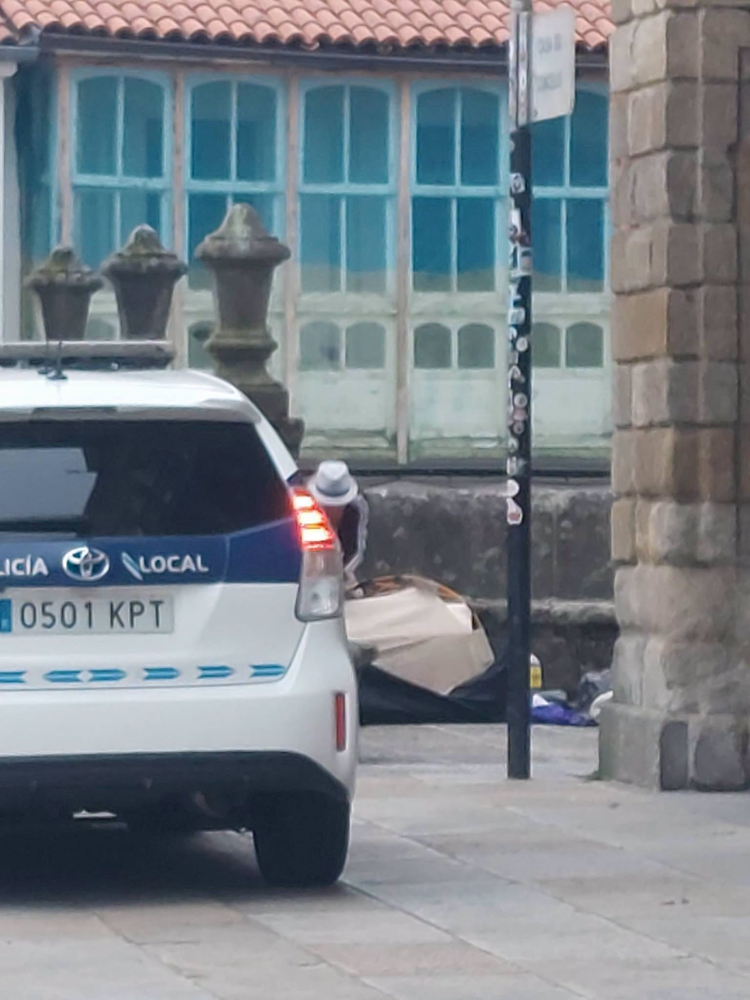Desalojado por segundo día consecutivo un peregrino que acampó en la Plaza del Obradoiro y que se enfrenta a una posible sanción Desalojado por segundo día consecutivo un peregrino que acampó en la Plaza del Obradoiro y que se enfrenta a una posible sanción