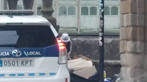 Desalojado por segundo día consecutivo un peregrino que acampó en la Plaza del Obradoiro y que se enfrenta a una posible sanción Desalojado por segundo día consecutivo un peregrino que acampó en la Plaza del Obradoiro y que se enfrenta a una posible sanción