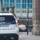 Desalojado por segundo día consecutivo un peregrino que acampó en la Plaza del Obradoiro y que se enfrenta a una posible sanción