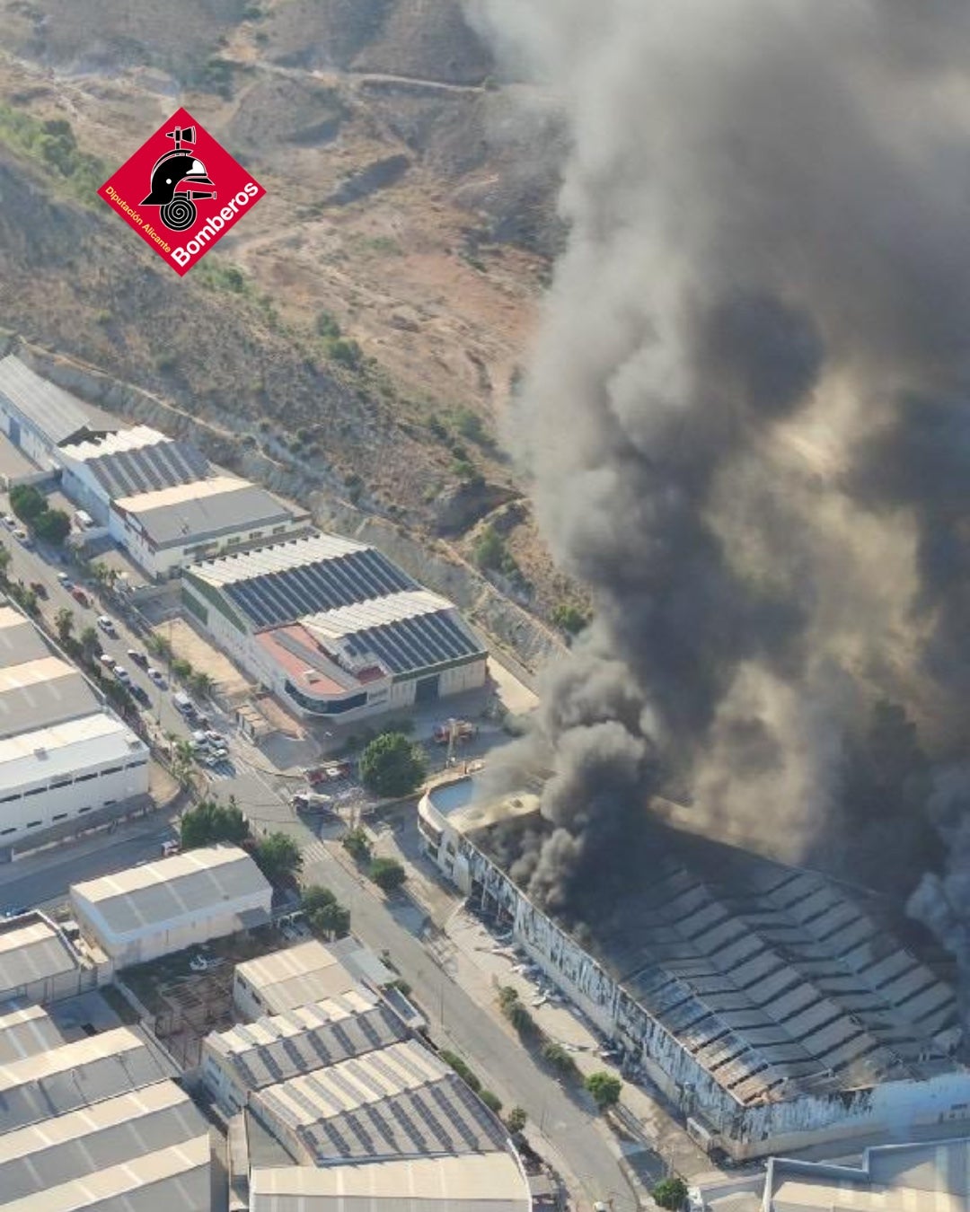 Un incendio en una nave industrial de Aspe moviliza a bomberos de Elche y del retén itinerante del Vinalopó Un incendio en una nave industrial de Aspe moviliza a bomberos de Elche y del retén itinerante del Vinalopó