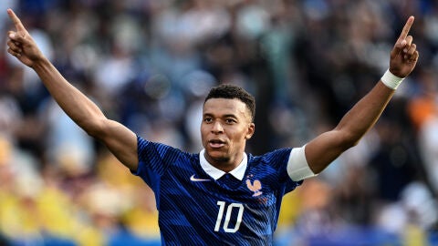 Mbapp&eacute; celebra uno de sus goles ante Suecia