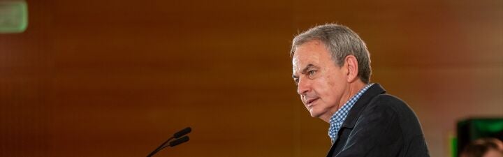 ¿Cree adecuada la estrategia de Zapatero de romper su silencio en Televisión Española y no en una comparecencia pública?