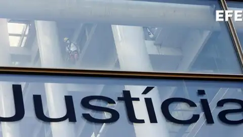 Acceso principal a la Ciutat de la Justícia de València. Acceso principal a la Ciutat de la Justícia de València.