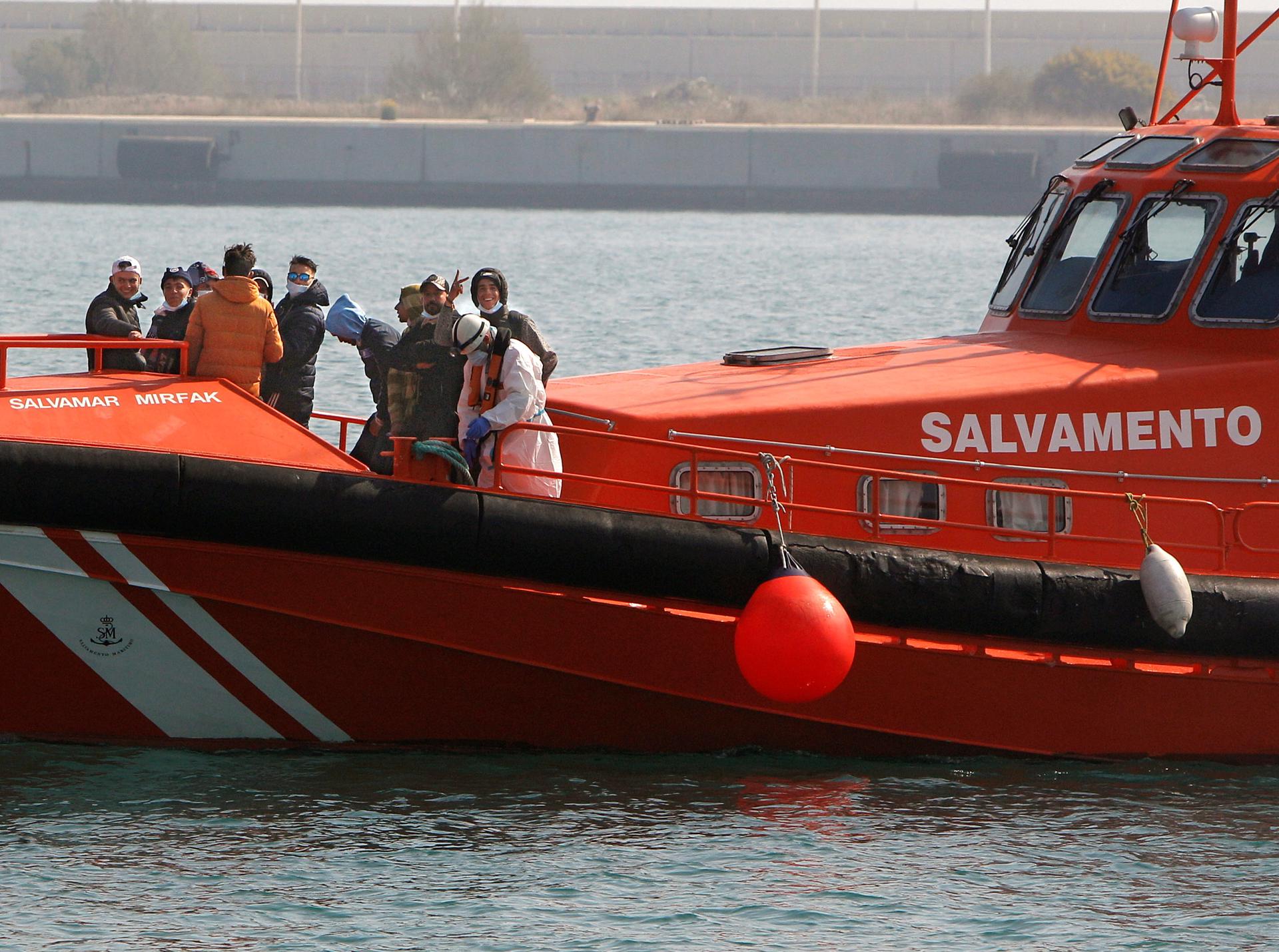 La Policía Nacional detiene a dos personas consideradas patrones de una patera localizada en Santa Pola con diez personas La Policía Nacional detiene a dos personas consideradas patrones de una patera localizada en Santa Pola con diez personas
