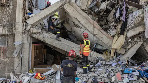 Labores de rescate de Francia en un edificio afectado por los terremotos en Venezuela.