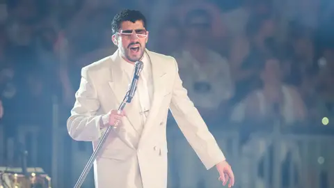 El cantante puertorriqueño Bad Bunny, en uno de los conciertos de la gira 'DeBÍ TiRAR MáS FOToS'. El cantante puertorriqueño Bad Bunny, en uno de los conciertos de la gira 'DeBÍ TiRAR MáS FOToS'.