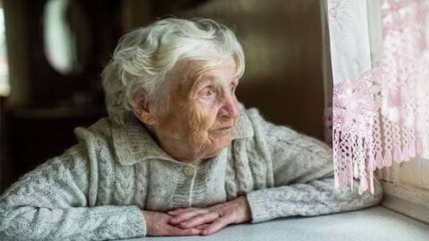La soledat no desitjada s'accent&uacute;a a l'estiu