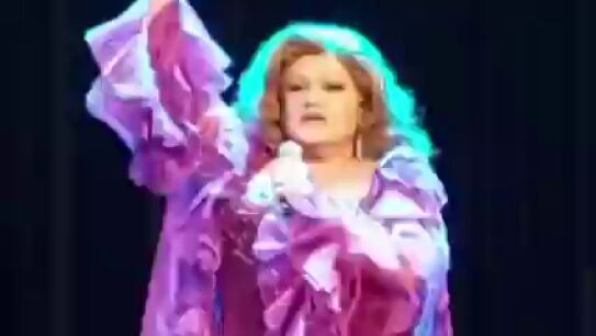 Lola Montiel, nombre artístico de Andrés Hurtado, interpretando a Rocío Jurado