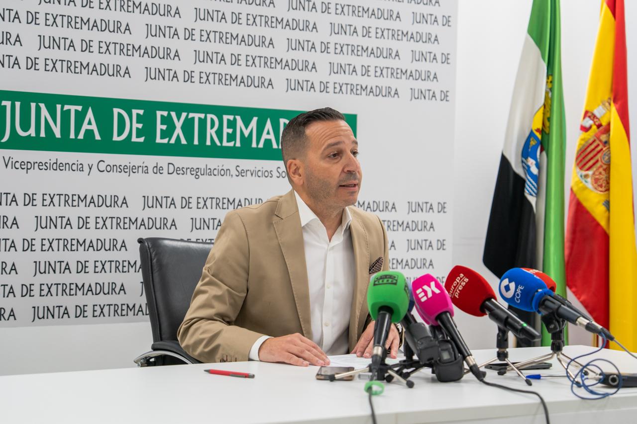 El vicepresidente Óscar Fernández informa de que el 18% de los MENAS de Extremadura tienen familiares en otras regiones de España El vicepresidente Óscar Fernández informa de que el 18% de los MENAS de Extremadura tienen familiares en otras regiones de España