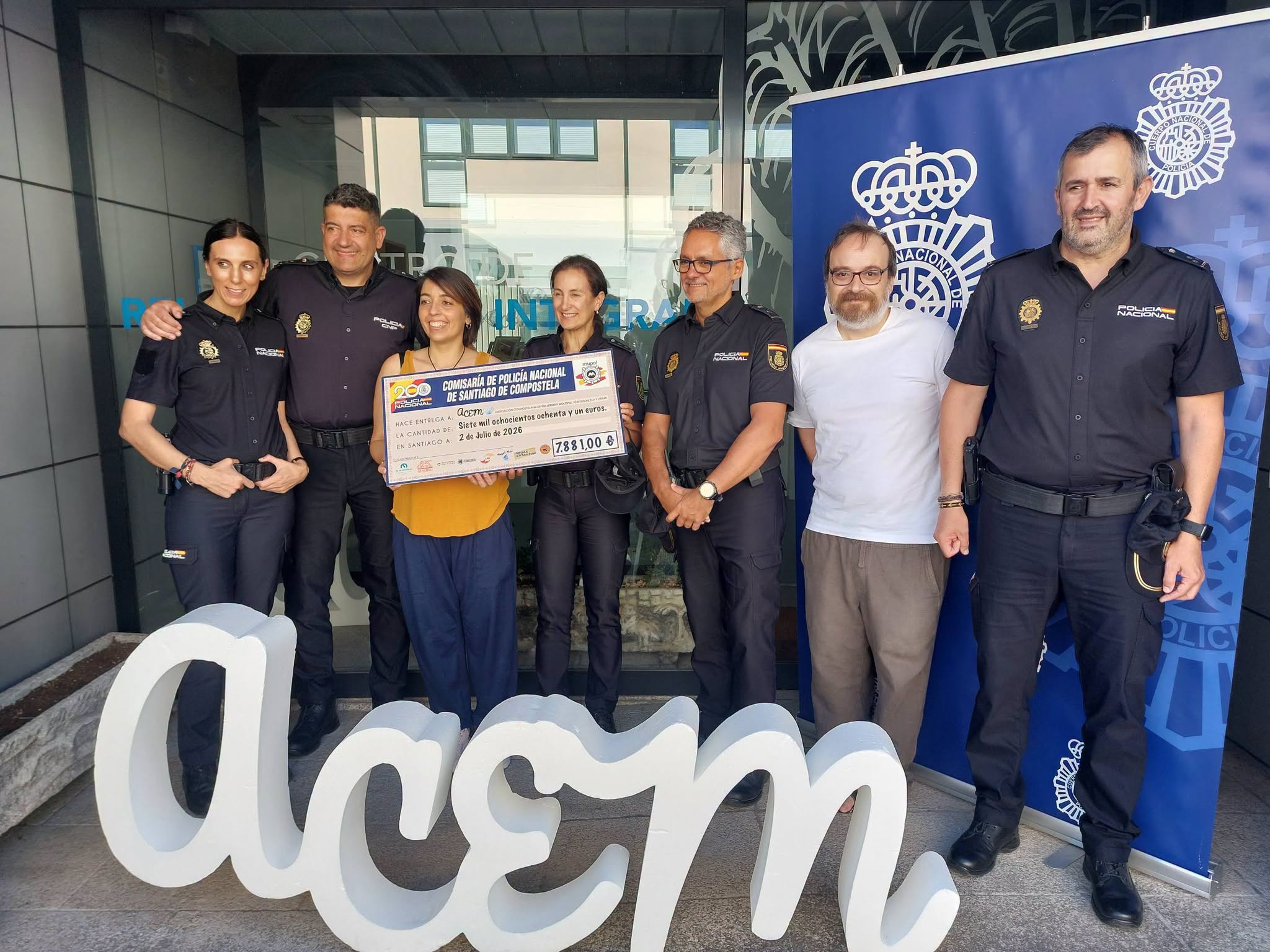 La Policía Nacional entrega un cheque con 7.881 euros logrado tras la recaudación de actividades solidarias para la Asociación Compostelana de Esclerosis Múltiple La Policía Nacional entrega un cheque con 7.881 euros logrado tras la recaudación de actividades solidarias para la Asociación Compostelana de Esclerosis Múltiple