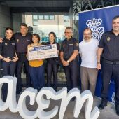 La Policía Nacional entrega un cheque con 7.881 euros logrado tras la recaudación de actividades solidarias para la Asociación Compostelana de Esclerosis Múltiple 