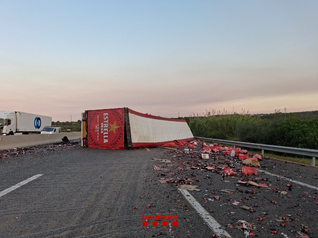 Tallada l’AP-7 a la Pobla de Montornès en sentit sud per l’accident entre un camió i un turisme Tallada l’AP-7 a la Pobla de Montornès en sentit sud per l’accident entre un camió i un turisme