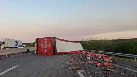 Tallada l’AP-7 a la Pobla de Montornès en sentit sud per l’accident entre un camió i un turisme Tallada l’AP-7 a la Pobla de Montornès en sentit sud per l’accident entre un camió i un turisme