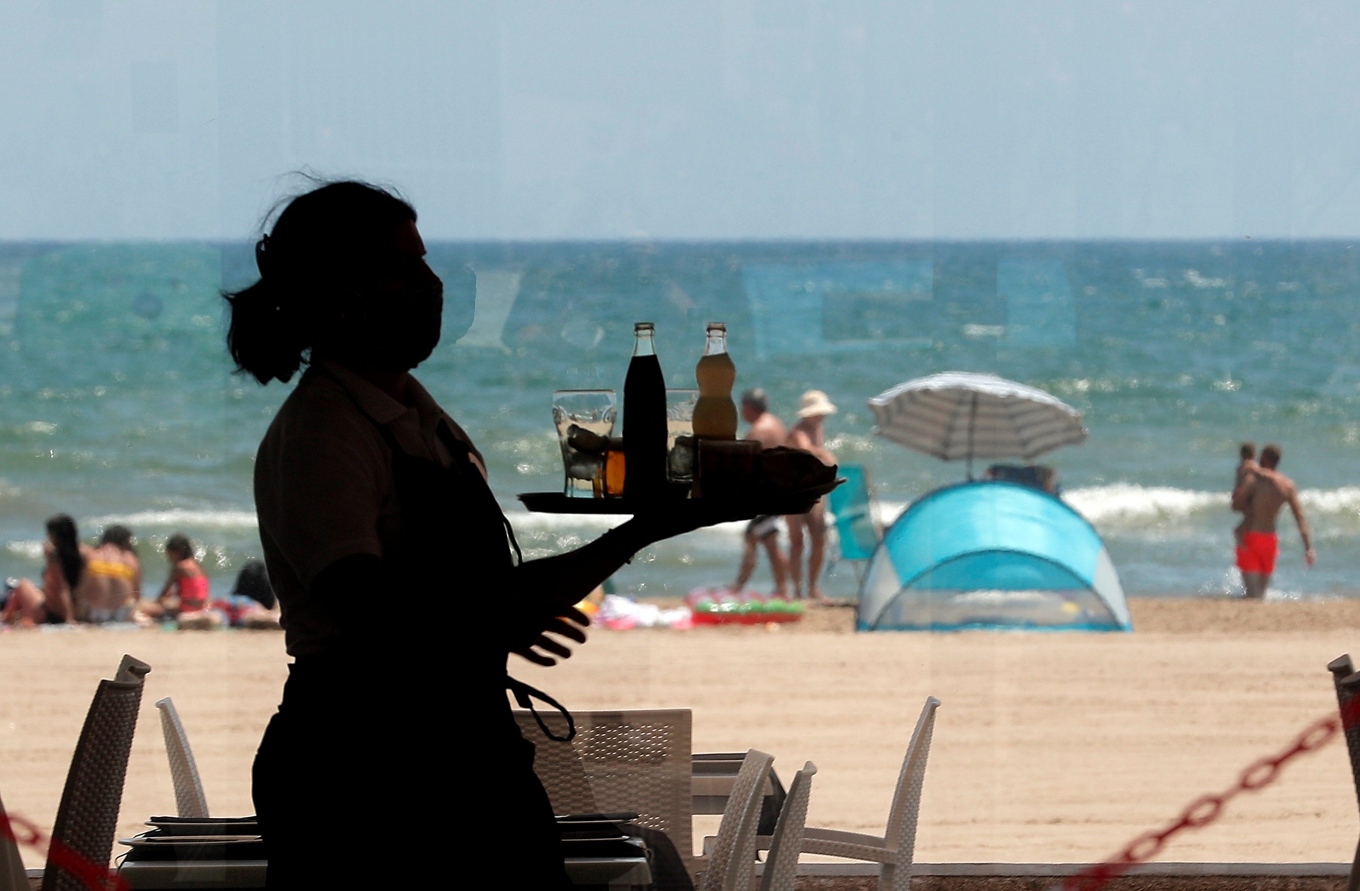 El paro cae en 2.445 personas en junio y acumula cinco meses de descensos en la Comunitat El paro cae en 2.445 personas en junio y acumula cinco meses de descensos en la Comunitat