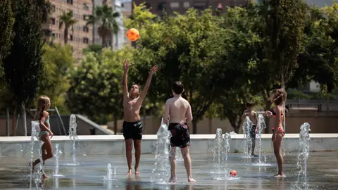 Unos niños juegan en una fuente del Parc Central de València en una imagen de archivo. Unos niños juegan en una fuente del Parc Central de València en una imagen de archivo.