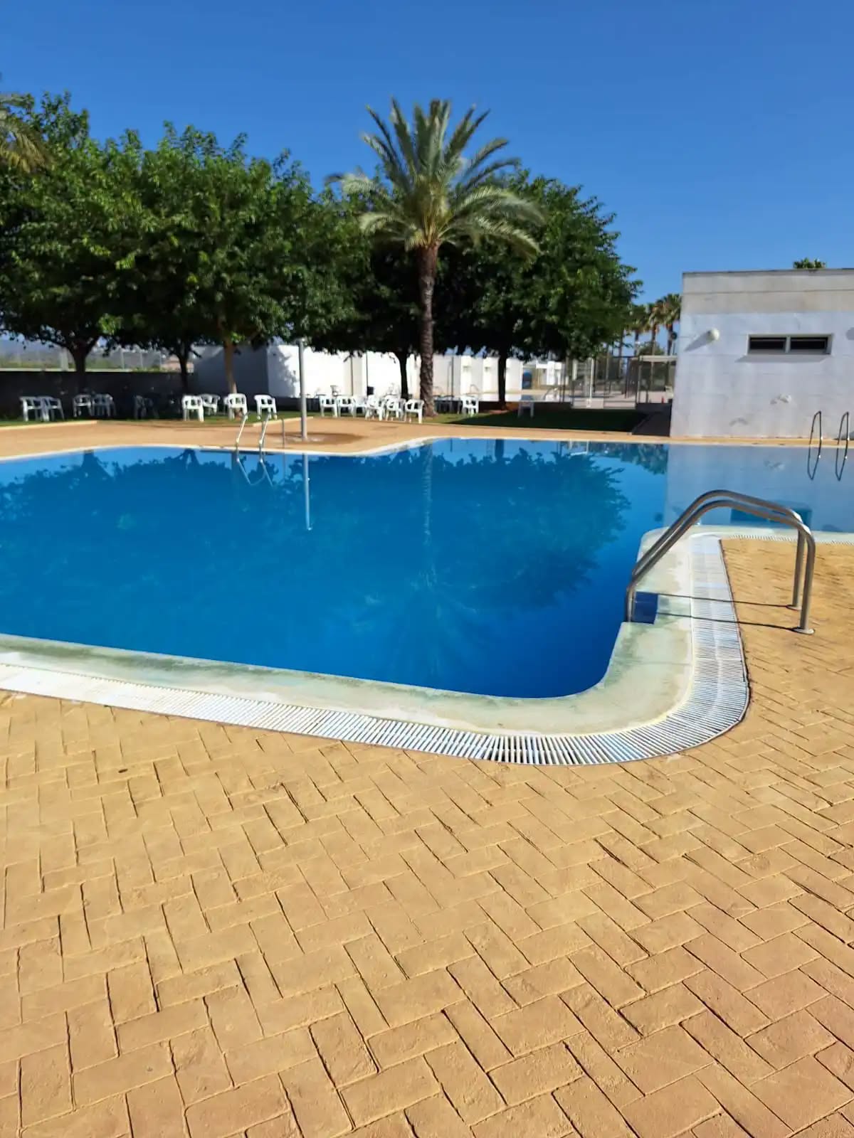Un policía local vigilará la piscina de Castelló Un policía local vigilará la piscina de Castelló