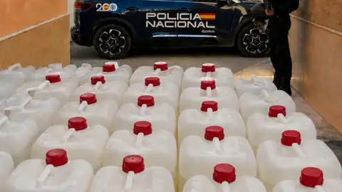 Tres detenidos en Almería con 3.750 litros de gasolina destinados al 'petaqueo' de narcolanchas Tres detenidos en Almería con 3.750 litros de gasolina destinados al 'petaqueo' de narcolanchas