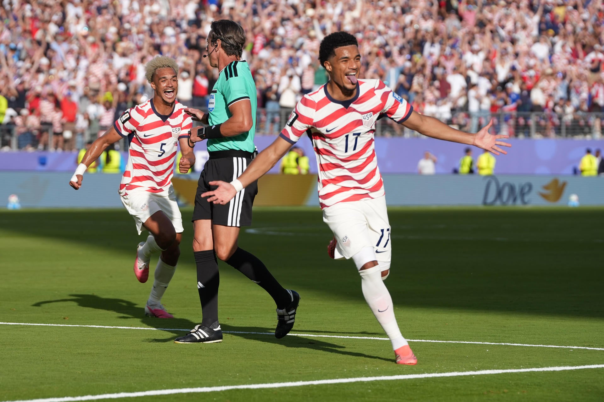 Malik Tillman (d) de Estados Unidos celebra un gol este miércoles, en un partido de los dieciseisavos de final del Mundial de la FIFA 2026 entre Estados Unidos y Bosnia Herzegovina en el estadio Levi's en Santa Clara (Estados Unidos). Malik Tillman (d) de Estados Unidos celebra un gol este miércoles, en un partido de los dieciseisavos de final del Mundial de la FIFA 2026 entre Estados Unidos y Bosnia Herzegovina en el estadio Levi's en Santa Clara (Estados Unidos).