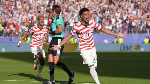  Malik Tillman (d) de Estados Unidos celebra un gol este mi&eacute;rcoles, en un partido de los dieciseisavos de final del Mundial de la FIFA 2026 entre Estados Unidos y Bosnia Herzegovina en el estadio Levi's en Santa Clara (Estados Unidos).