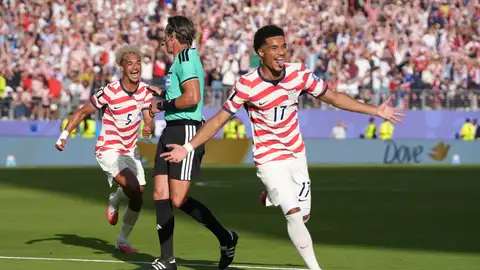 Malik Tillman (d) de Estados Unidos celebra un gol este miércoles, en un partido de los dieciseisavos de final del Mundial de la FIFA 2026 entre Estados Unidos y Bosnia Herzegovina en el estadio Levi's en Santa Clara (Estados Unidos). Malik Tillman (d) de Estados Unidos celebra un gol este miércoles, en un partido de los dieciseisavos de final del Mundial de la FIFA 2026 entre Estados Unidos y Bosnia Herzegovina en el estadio Levi's en Santa Clara (Estados Unidos).