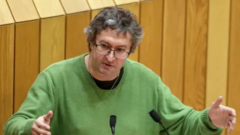 El diputado de AGE, Xabier Ron, durante una intervención en un pleno del Parlamento de Galicia El diputado de AGE, Xabier Ron, durante una intervención en un pleno del Parlamento de Galicia/ EFE/ Lavandeira Jr