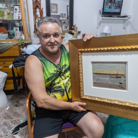 Andrés Hurtado, un vecino de Murcia, muestra el cuadro del pintor valenciano Joaquín Sorolla que encontró en la calle,