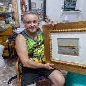 Andrés Hurtado, un vecino de Murcia, muestra el cuadro del pintor valenciano Joaquín Sorolla que encontró en la calle,