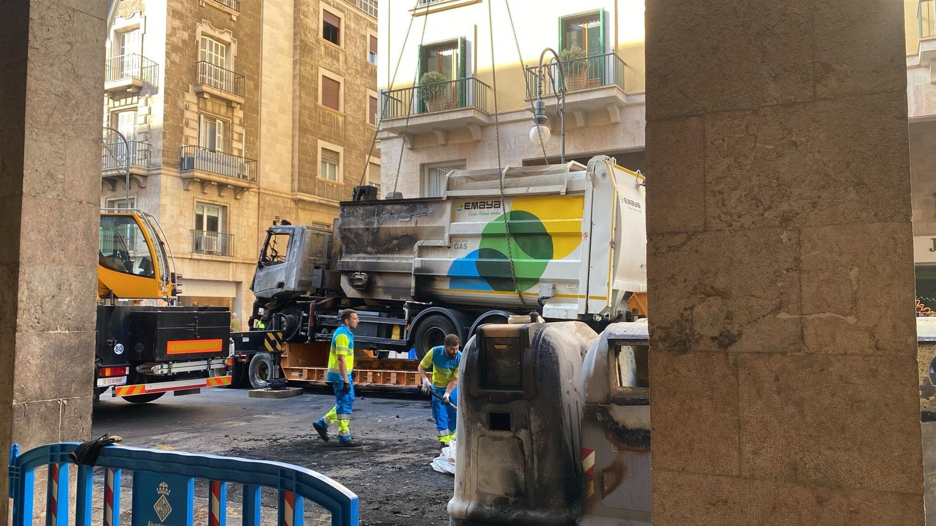 Un camión de Emaya se incendia en Jaume III con varios contenedores afectados Un camión de Emaya se incendia en Jaume III con varios contenedores afectados