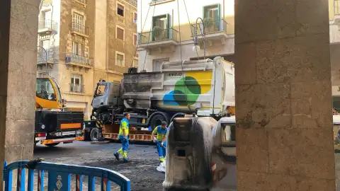 Un camión de Emaya se incendia en Jaume III con varios contenedores afectados Un camión de Emaya se incendia en Jaume III con varios contenedores afectados