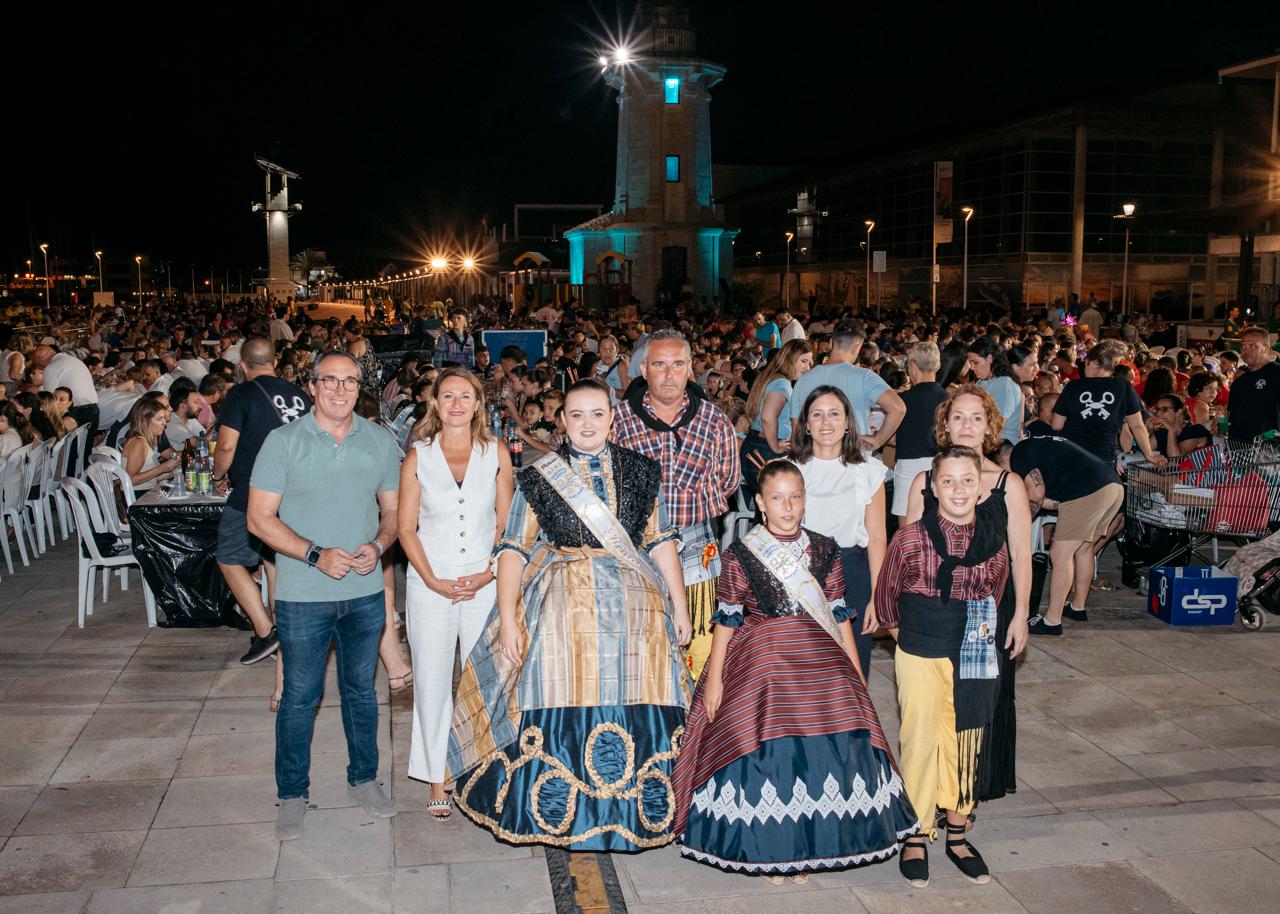 El 'sopar de pa i porta' reúne a más de 3.500 personas en el ecuador de las fiestas de Sant Pere El 'sopar de pa i porta' reúne a más de 3.500 personas en el ecuador de las fiestas de Sant Pere