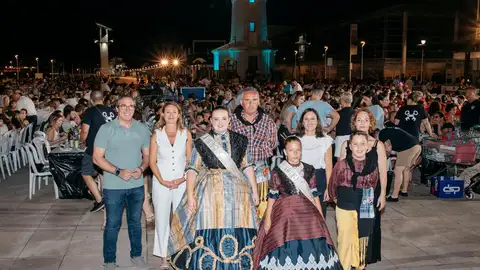 El 'sopar de pa i porta' reúne a más de 3.500 personas en el ecuador de las fiestas de Sant Pere El 'sopar de pa i porta' reúne a más de 3.500 personas en el ecuador de las fiestas de Sant Pere