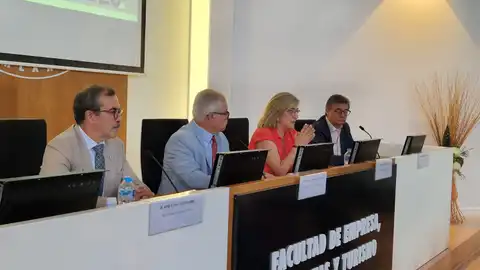 Educación impulsa el emprendimiento universitario con su colaboración en el Campus Emprendedor de Verano de la UEx Educación impulsa el emprendimiento universitario con su colaboración en el Campus Emprendedor de Verano de la UEx