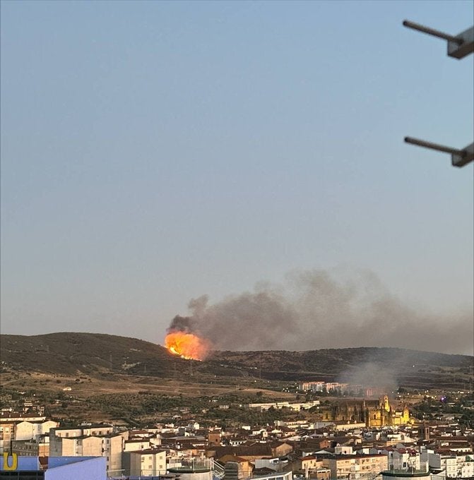 Efectivos del INFOEX trabajan en la extinción de un Incendio Forestal en Plasencia que ha obligado a cortar la carretera con Malpartida Efectivos del INFOEX trabajan en la extinción de un Incendio Forestal en Plasencia que ha obligado a cortar la carretera con Malpartida