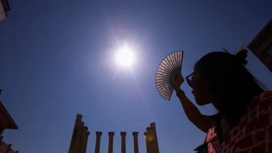 Imagen de este jueves de una viandante intentando protegerse del sol en Córdoba Imagen de este jueves de una viandante intentando protegerse del sol en Córdoba