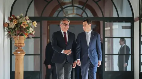 El portavoz de Vox Andalucía, Manuel Gavira, junto al presidente de la Junta en funciones, Juanma Moreno, tras firmar el acuerdo de gobierno entre ambas formaciones. El portavoz de Vox Andalucía, Manuel Gavira, junto al presidente de la Junta en funciones, Juanma Moreno, tras firmar el acuerdo de gobierno entre ambas formaciones.
