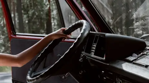 Imagen de archivo del volante de un coche. Imagen de archivo del volante de un coche.