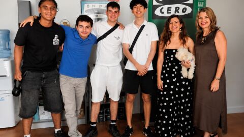 Los participantes de los dos institutos junto a sus profesoras Carmen Moles y Cristina de la Fuente Los participantes de los dos institutos junto a sus profesoras Carmen Moles y Cristina de la Fuente