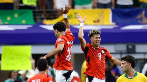 Emam Ashour (8) celebra con Omar Marmoush el 0-1 de Egipto ante Australia los dieciseisavos del Mundial
